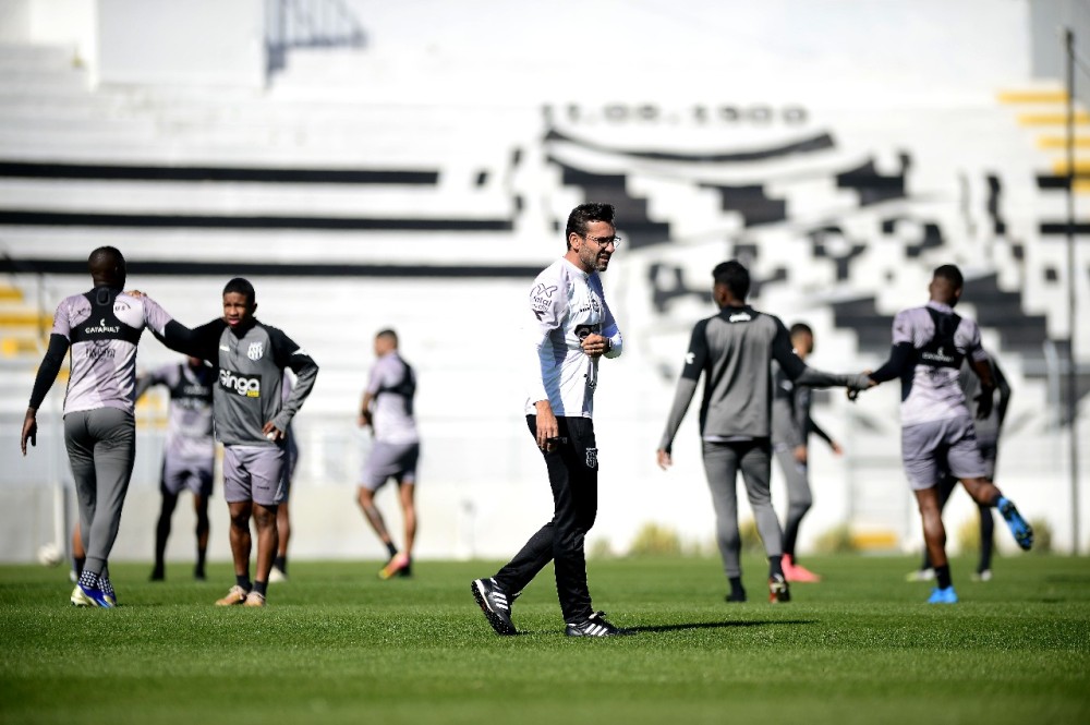 Jogadores da Ponte Preta deixam concentração antes de jogo da Série B por atrasos salariais