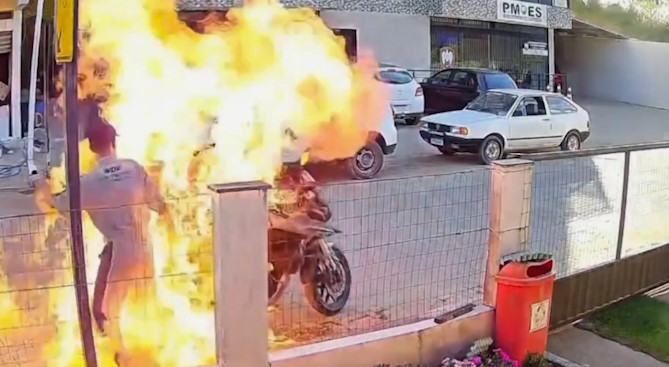 Mulher morre após sofrer queimaduras ao tentar impedir filho de incendiar moto durante abordagem policial