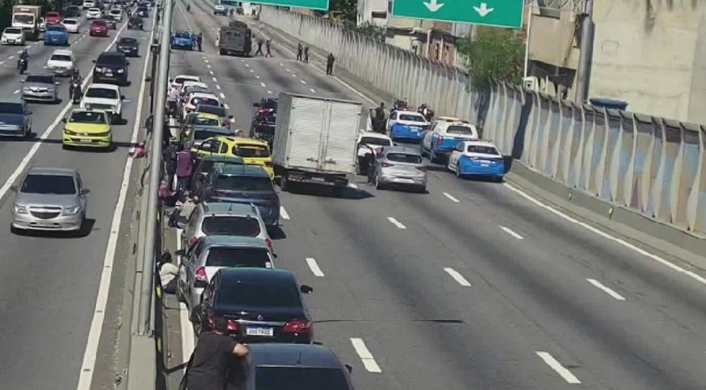 Polícia realiza operação na Maré, deixa um morto, 12 presos e provoca impacto em serviços e trânsito