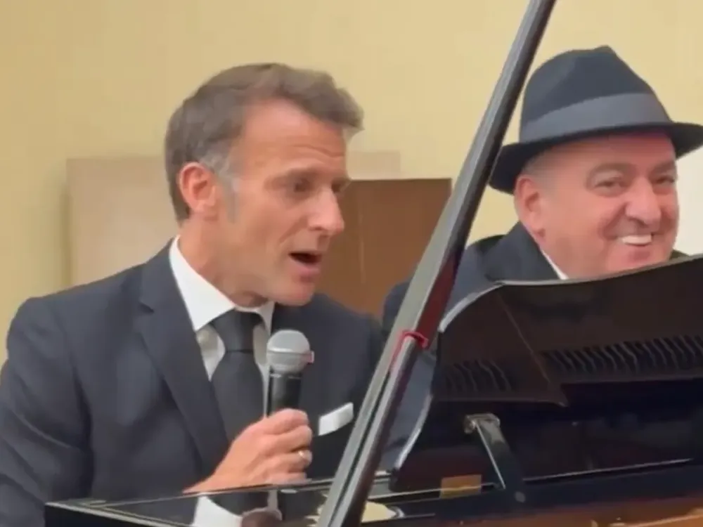 Macron e premiê da Armênia participam de apresentação musical em evento oficial