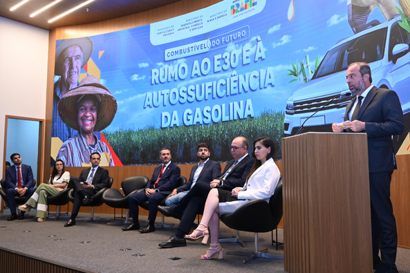 E30 deve baixar preço da gasolina e tornar Brasil independente de importação, afirma Alexandre Silveira