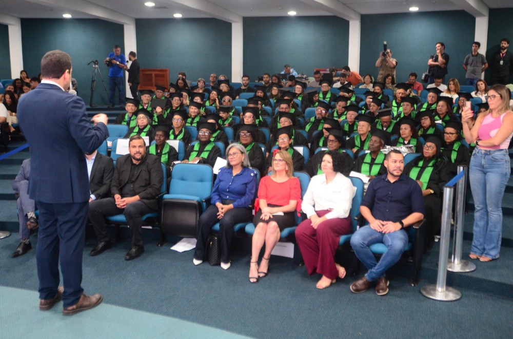 Goiás Social promove formatura de mais de 80 idosos em curso de inclusão digital