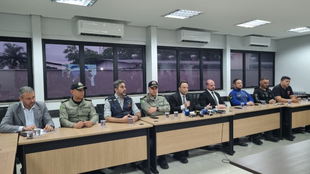 Operação Fogo Proibido prende mais de 30 após foguetório ligado ao Comando Vermelho em Goiás