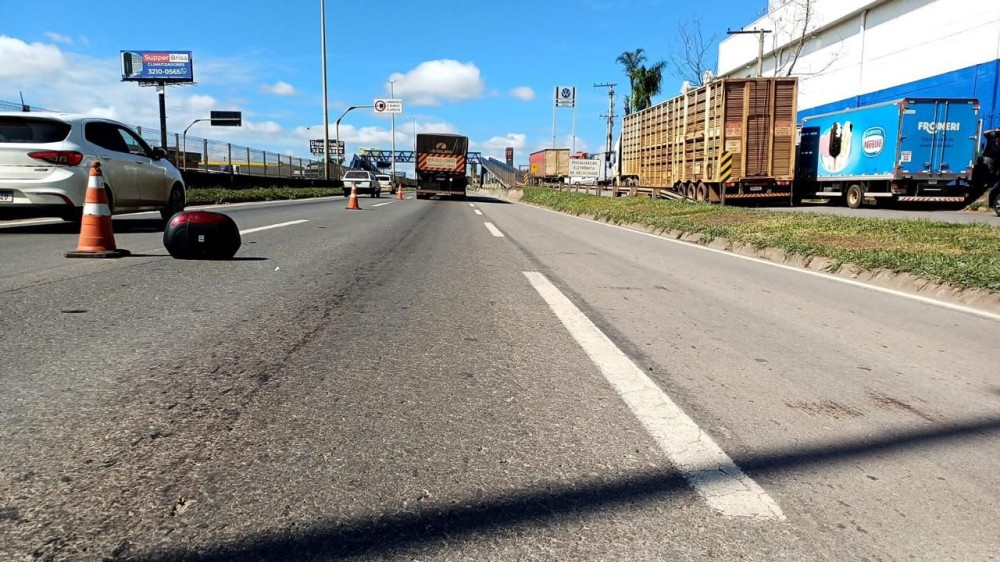 Motociclista morre após ser atropelado por caminhão na BR-153