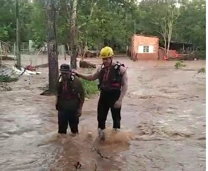Bombeiros resgatam moradores ilhados durante enchente em Rio Verde