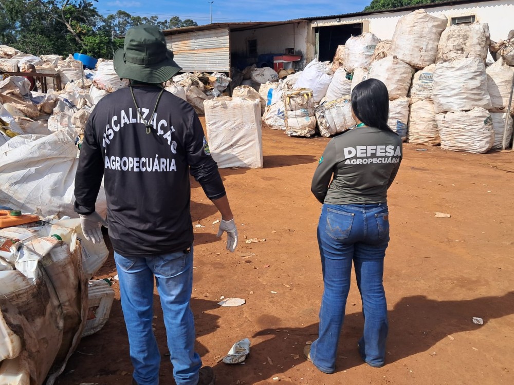 Agrodefesa apreende mais de 10 mil embalagens vazias de agrotóxicos armazenadas de forma irregular em Trindade e Paraúna