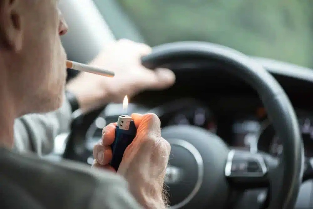 Secretaria de Mobilidade alerta que fumar ao volante é infração de trânsito