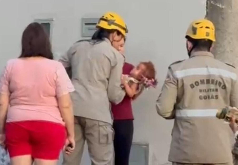 Equipe do Corpo de Bombeiros resgata criança de 2 anos em buraco de obra em Anápolis