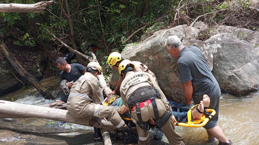 Bombeiros resgatam vítima de queda de altura em região de cachoeira na zona rural de Hidrolina