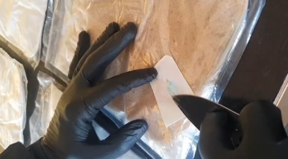 PRF prende mulher com 14 pacotes de cocaína fixados ao corpo em Goiás
