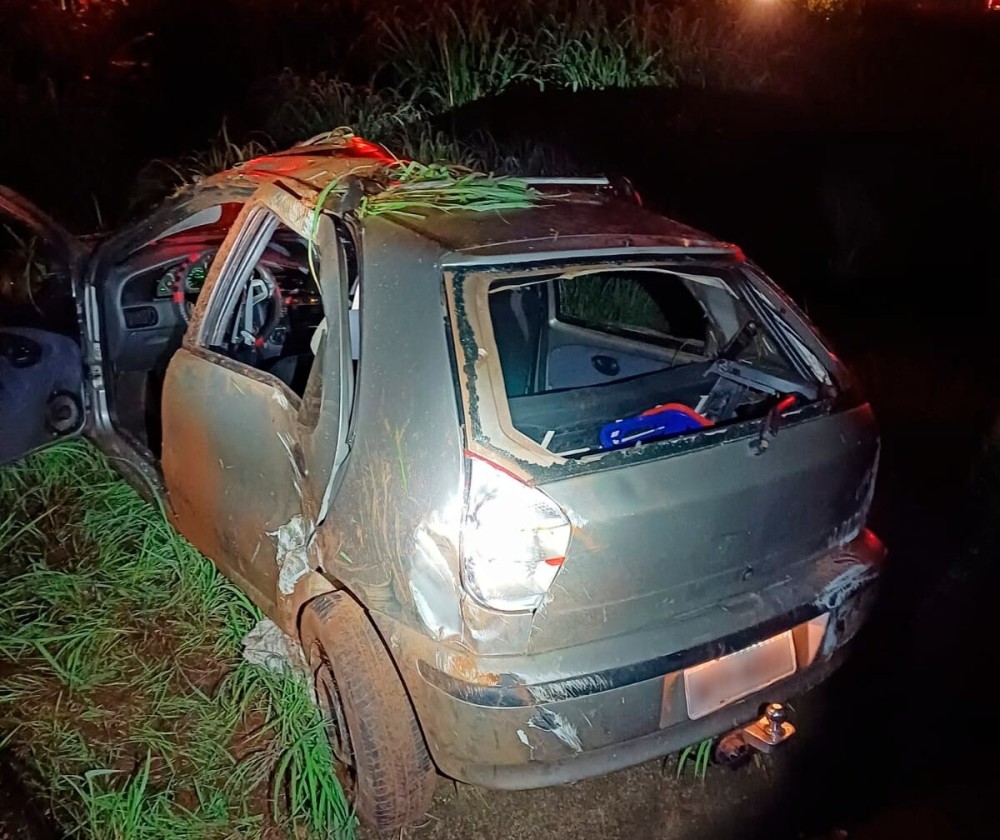 Carro com sete pessoas sai da pista e capota em Goiás