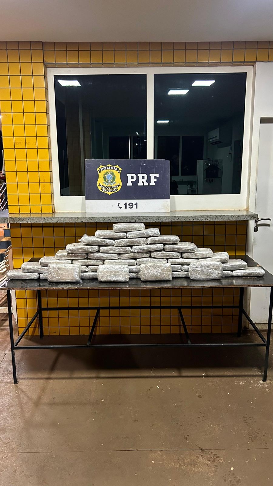 PRF apreende supermaconha em carro transportado por cegonha
