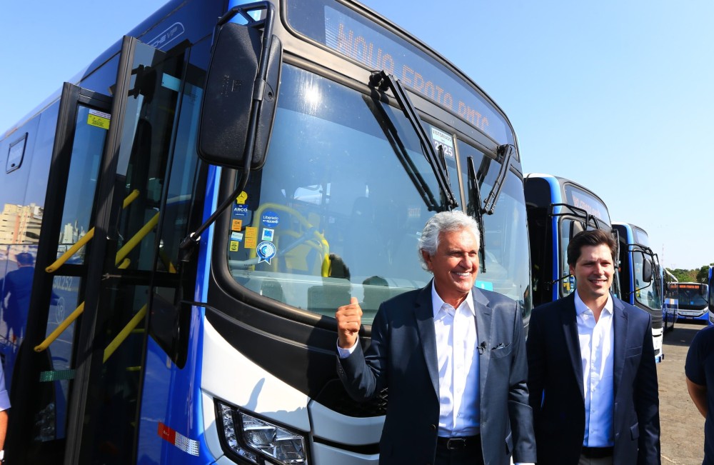 Caiado entrega 132 novos ônibus para transporte coletivo