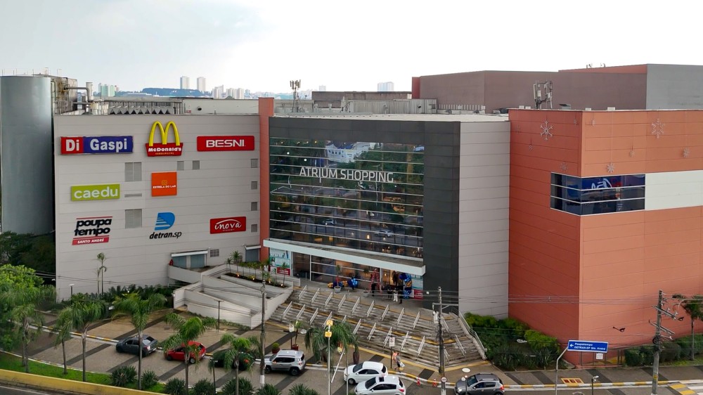 Carros antigos e clássicos encantam público no Atrium Shopping