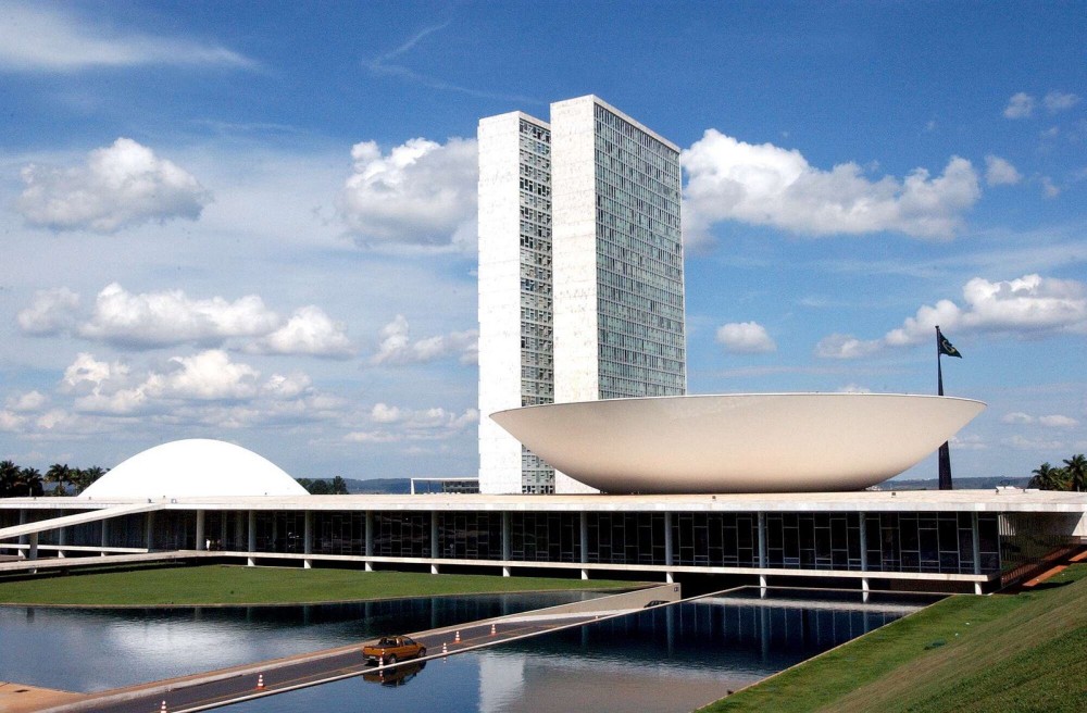 Deputados convocam audiência urgente para debater uso da IA nas eleições e preservação da democracia
