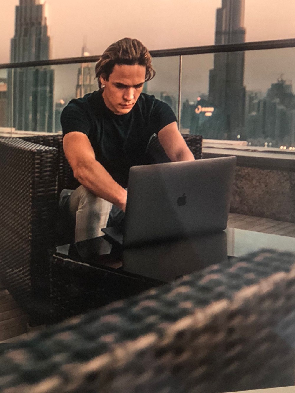 Jovem de 28 anos faz R$ 128 milhões em 50 dias vendendo produtos digitais
